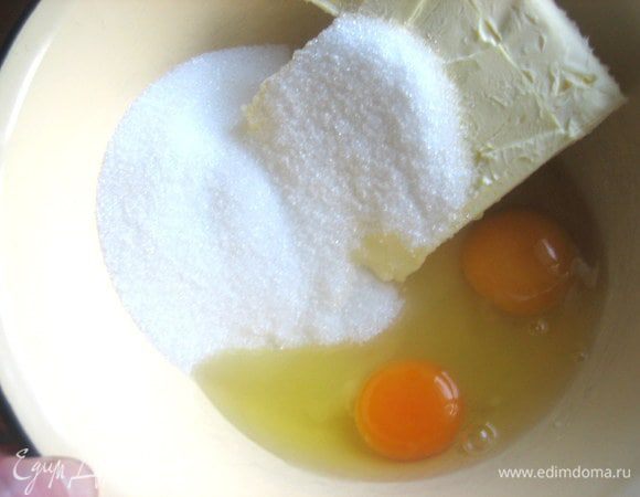 Вбиваем 2 крупных яйца или 3 мелких.