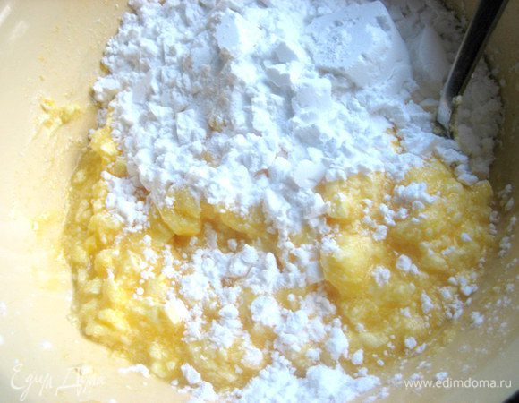 Всыпаем крахмал около стакана.