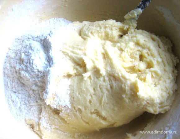 Подсыпаем муки, пока тесто не станет эластичным и не перестанет липнуть к рукам (но руками как можно меньше месить, иначе поплывёт и потребует много муки, а нам это не надо!).