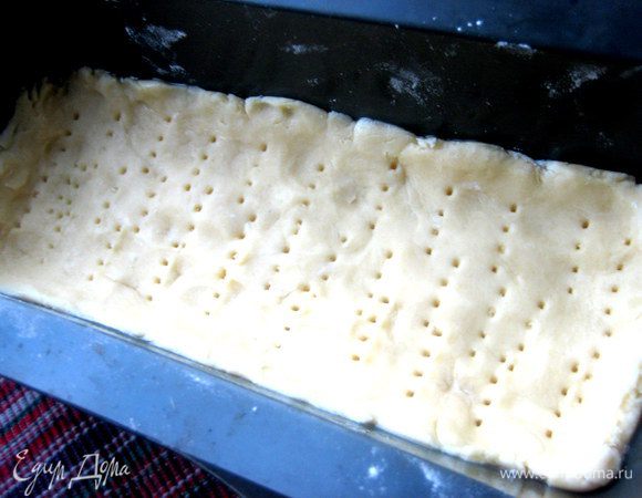 Наколем часто вилкой, чтобы было ровно.