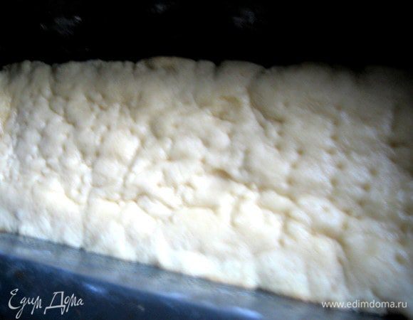 Пока готовим начинку, тесто нужно подсушить в духовке минут 5-10.