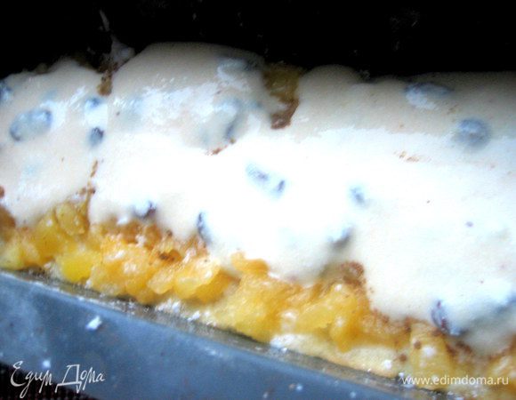 Сверху выливаем взбитую слегка начинку.