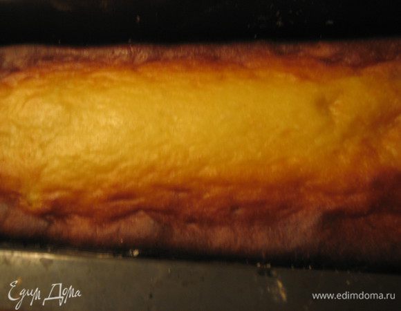 Через полчаса верх зазолотился и начинка пропеклась. Оставим,не вынимаем из формы пока.