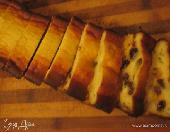 Уже тёплый кекс-ватрушку вынимаем из формы и нарезаем острым ножом на порции. Фото вчерашние,вечерние уже)))