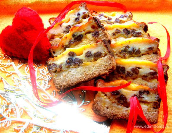 На следующий день начинка стала более плотной,а пока свежая ватрушка-начинка очень нежная и творог в ней растворяется. 