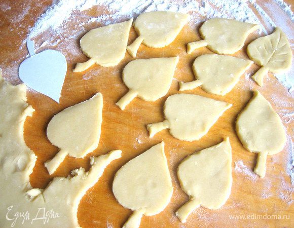 Раскатываем мягкое тесто не очень тонко,накладываем трафарет и вырезаем по краю ножом с острым кончиком.