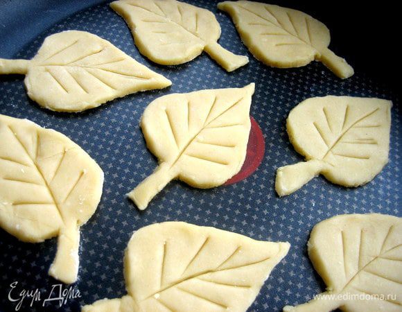 Делаем надсечки ножом не глубоко и переносим выкройки в тефлоновую форму.