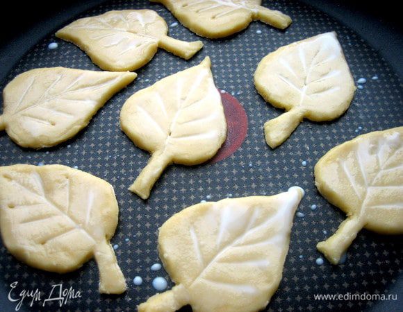 Смачиваем верх молоком или желтком,чтобы не обсыпалась крошка.