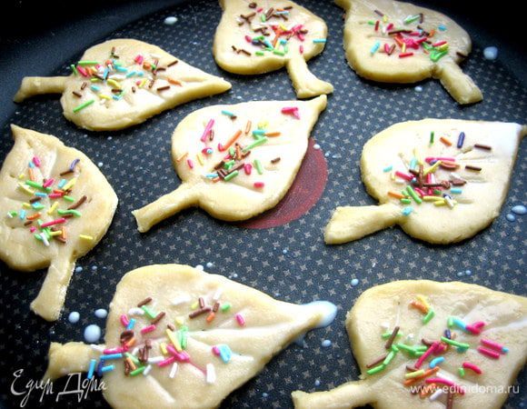 Насыпаем немного украшения,имитируя осенние листья)))