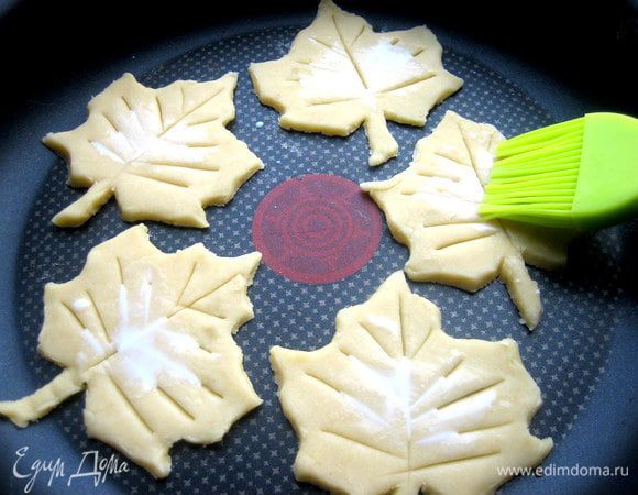 Тоже переносим в форму, а затем промазываем кисточкой с молоком.