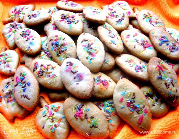 Печенья получается целая горка. Оно рассыпчатое, но не сильно распадается в крошку... Хрустящесть обещаю)))