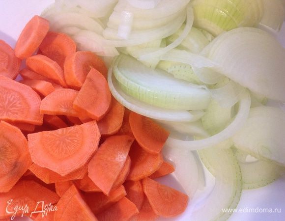 Морковь нарезать кружочками, а лук — полукольцами.