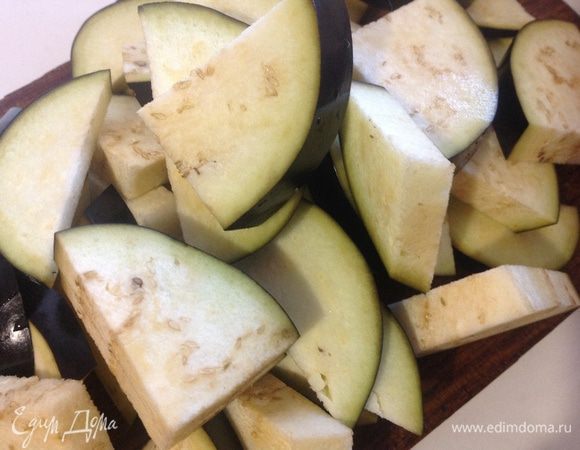 Баклажаны — ломтиками.