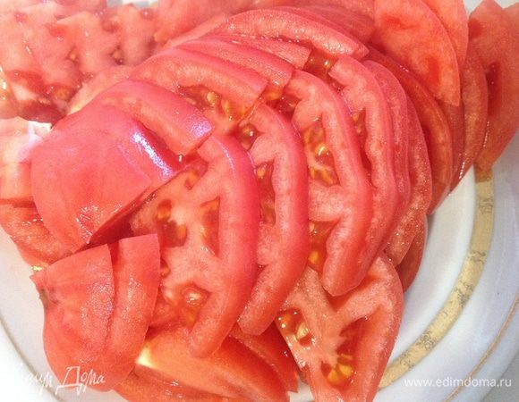 Помидоры обдать кипятком, очистить и нарезать так же, ломтиками.