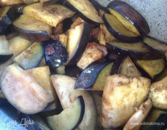 Выложить слоем сверху мяса.