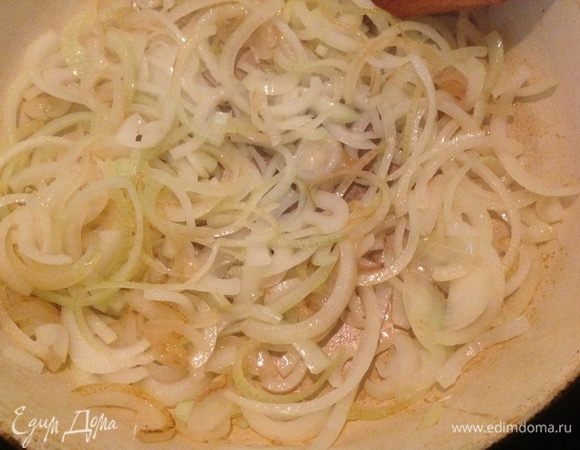 Затем обжарить лук до прозрачности.