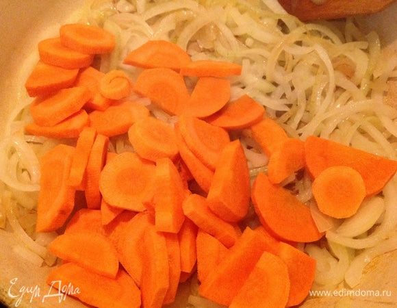 Добавить морковь и еще жарить 3–4 минуты.