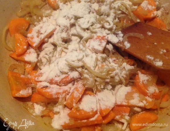 Посыпать мукой, быстро все перемешать.