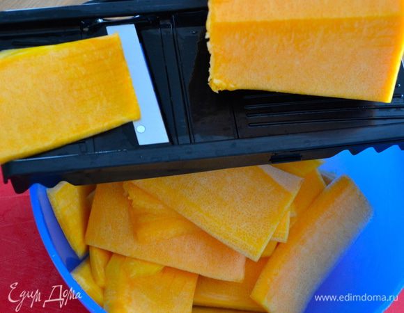 Тыкву нарезать тонкими пластинками....  