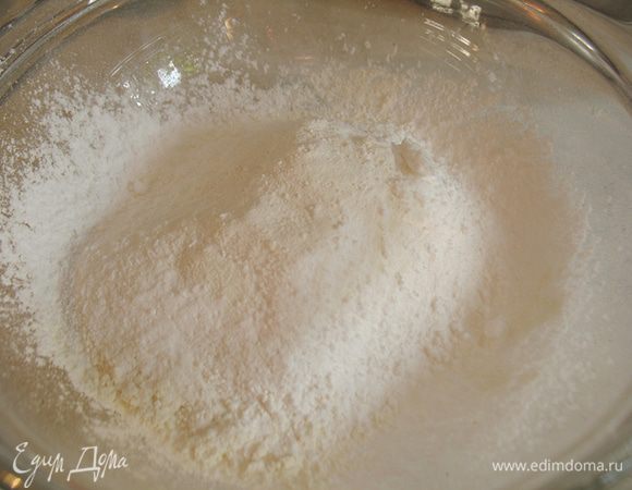 Муку и крахмал просеять и соединить, добавить разрыхлитель.  Добавить мучную смесь к смеси из желтков и хорошо перемешать. Белки взбить до мягких пиков.  Ввести белки в тесто в три приема, осторожно перемешивая.