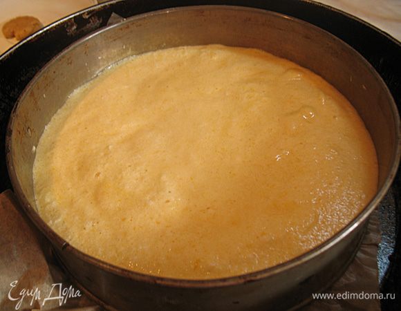 Форму застелить пергаментом, смазать маслом и выложить в нее тесто. Выпекать бисквит в предварительно прогретой до 180 градусов духовке минут 30.  Вынуть бисквит из духовки немного остудить и переложить на решетку для полного остывания. 