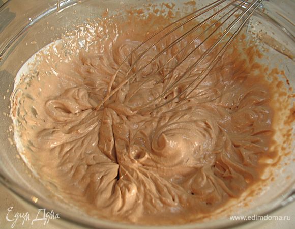 Готовим мусс. Замочить желатин в небольшом количестве воды.  Добавить к сливкам сахар, какао, ликер и взбить до мягких пиков. Растопить желатин и влить его в сливки тонкой струйкой. 