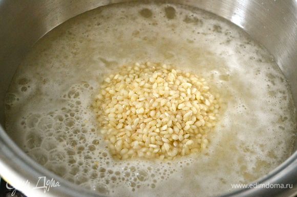 В итоге должна образоваться горка из риса, возвышающаяся над водой примерно на 2 см.