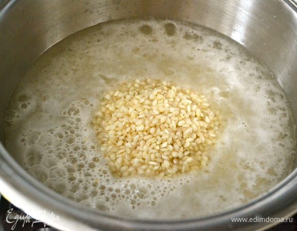 В итоге должна образоваться горка из риса, возвышающаяся над водой примерно на 2 см. 