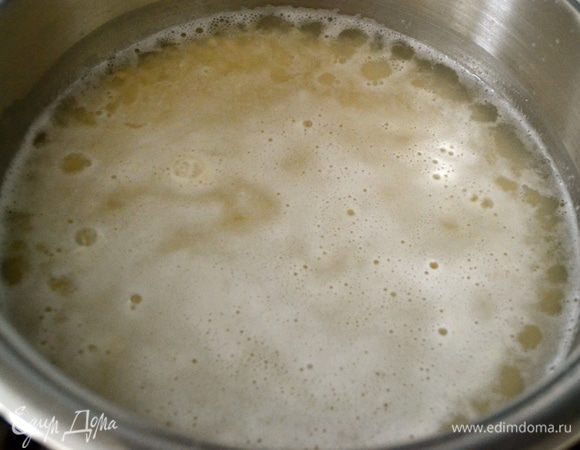 Обеими руками немного потрясти (аккуратно!) кастрюлю, позволяя распределиться рису... Ни в коем случае не мешаем! Как только вода снова закипит, дадим рису провариться примерно 10-12 минут, пока вся вода не впитается рисом. время от времени можно осторожно встряхивать кастрюлю, но не мешать ложкой. 