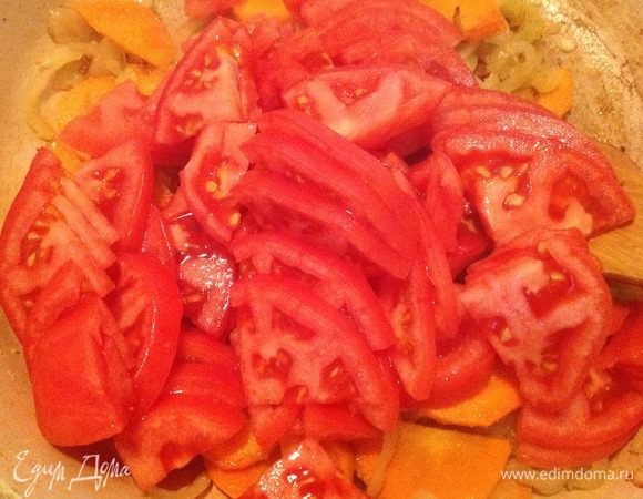 Сразу же добавить помидоры, соль, сахар и специи по вкусу. Потомить 3–5 минут.