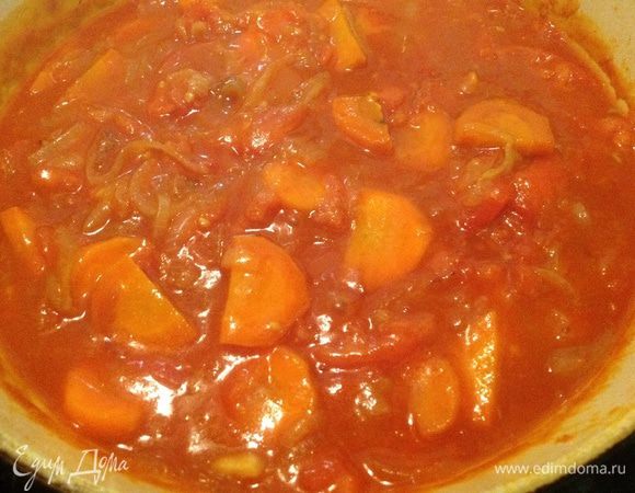Томатную пасту развести водой или бульоном, залить овощи. Убавить огонь, тушить 5–7 минут.