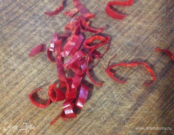 Перец чили очистить от семян и измельчить. Добавить к соусу и выключить огонь.