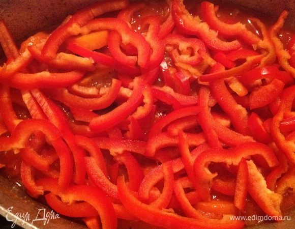 Получившимся соусом залить овощи и мясо, сверху уложить болгарский перец. Накрыть гусятницу крышкой и поставить в духовку при 180°C на 30 минут.