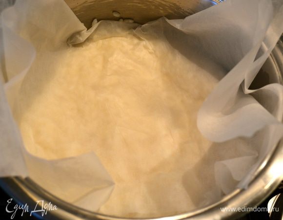 Закрыть рис в контакте с поверхностью (!!!) двойным слоем пекарской бумаги и сверху накрыть кастрюлю крышкой. Дать постоять еще 10 минут... За это время рис сам достигнет нужной степени готовности!  
