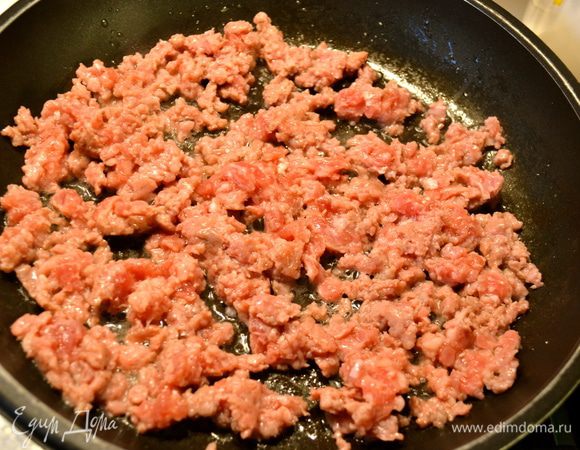 Нам надо снять кожицу с колбасок, размять вилкой полученный фарш и обжарить половину полученного фарша на сковороде на сливочном масле. 