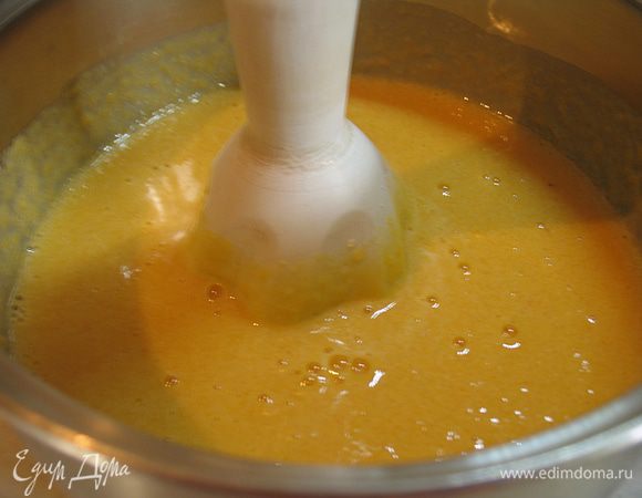 Добавить тыквенное пюре и перемешать, затем добавить растопленное сливочное масло и ванильный сахар. Хорошо размешать, должна получиться однородная масса. 