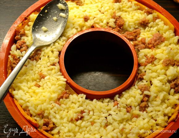 Переложить в форму рис. Разровнять. Поставить в духовку запекаться на 15-20 минут (ориентироваться по своей духовке).
