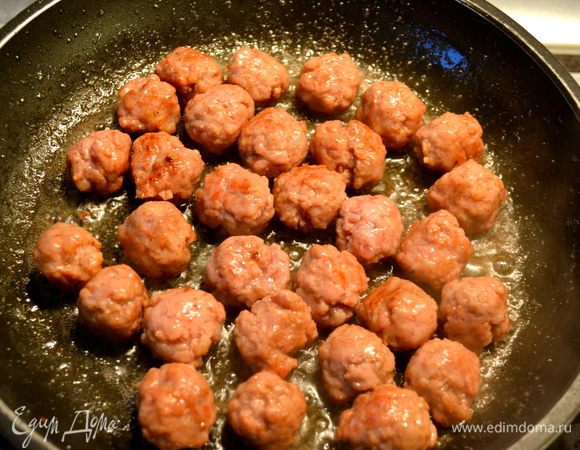 Тем временем из оставшегося фарша сформировать маленькие фрикадельки (размером с орешек) и обжарить их со всех сторон на масле.