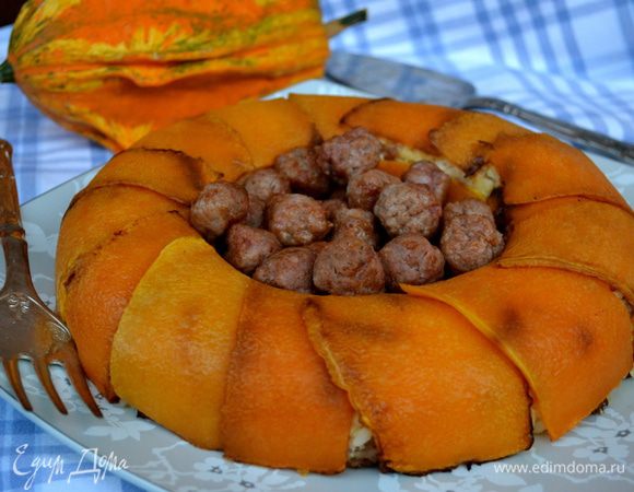 Готовую запеканку достать из духовки, дать постоять 10 минут и перевернув, выложить на сервировочное блюдо. В центр выложить фрикадельки.