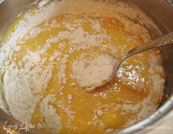 Добавить мучную смесь к смеси из желтков и хорошо перемешать. Белки взбить до мягких пиков.  Ввести белки в тесто в три приема, осторожно перемешивая.
