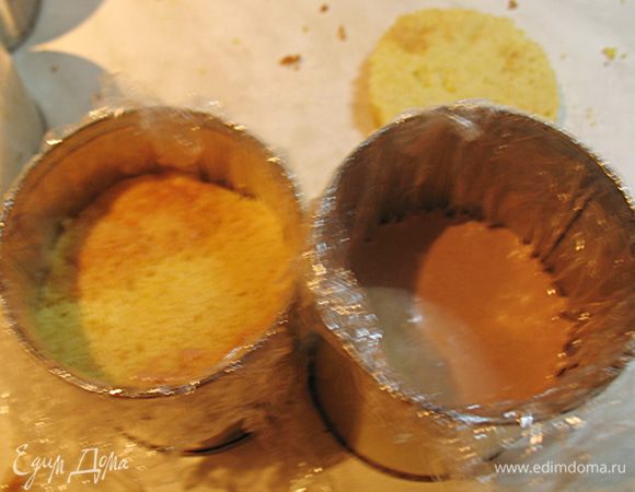 Застелить формы пленкой и поместить в него нижний кружок, на него сверху мусс и снова верхний кружочек бисквита. Отправить в холодильник на ночь.