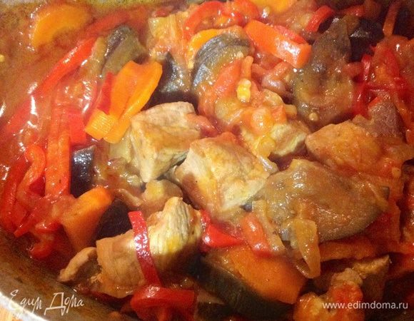 Через 30 минут достать мясо и овощи из духовки, хорошо перемешать.