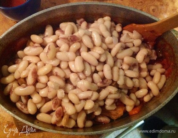 Добавить фасоль, еще раз перемешать и отправить в духовку на 15–20 минут. Затем выключить духовку и дать постоять еще минут 30–40.