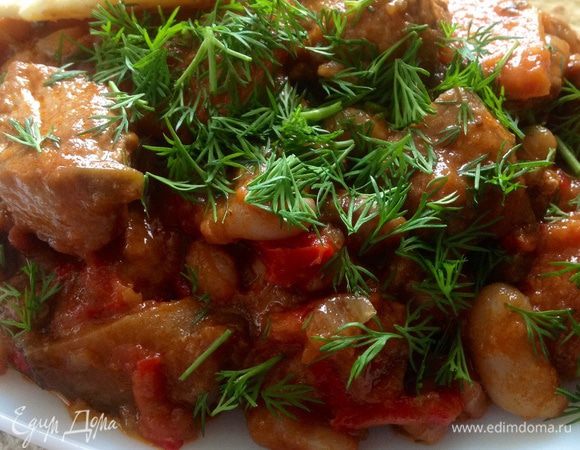 Перед подачей на одну часть лепешки выкладываем фасоль с мясом и накрываем другой, посыпаем зеленью. Подаем к столу! Приятного аппетита :)