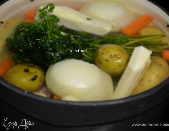 Ножки куриные и все овощи сложим в кастрюлю, залить водой и поставить на огонь средний примерно на 1 час. Накипь в конце часа снимаем ложкой.
1 кг или 6 куриных ножек с кожицей,
5 ломтиков свеж.имбиря,
10-15 горошин черного перца,
пучок свежей петрушки или кинзы,
1 большая луковица, порезать на пополам,
2 большие моркови, очистить и порезать крупно,
2 больших картофеля, очистить и на пополам порезать,
1 корень сельдерея или пастернак, очистить,
2 дольки чеснока, очистить,
2 ч.л морская соль,
6 стак. воды.
