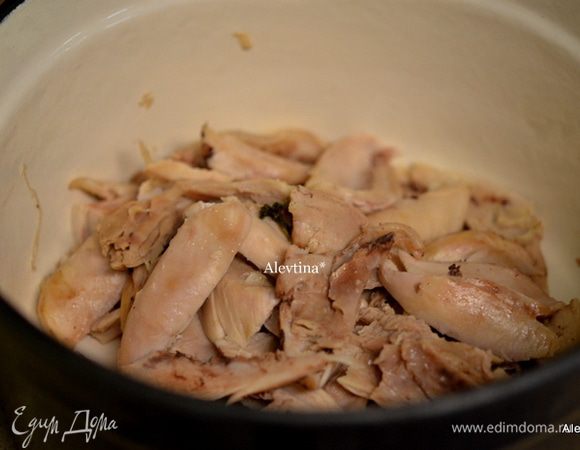 Куриное готовое мясо очистить от кожуры и кости. Нарезать по желанию крупно или мелко.