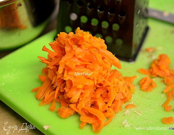 Морковь отваренную натереть на терке.