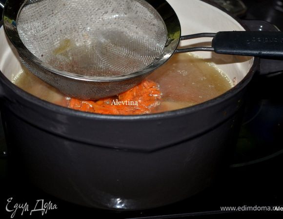 Бульон процедить от овощей. Лук, зелень, имбирь и сельдерей, чеснок удалить. Картофель можно оставить на другое блюдо.
В процеженный бульон добавить натертую морковь, куриное мясо кусочками.
Дать полностью остыть и поставить в холодильник на 3 часа. Затем снять жир сверху.
