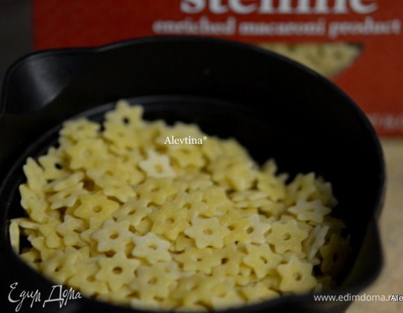 Поставить на огонь, как закипит добавить пасту (1/2-1 стак. паста звездочек/ Stelline) и варить до готовности пасты.