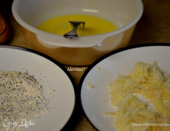 Приготовим 3 блюда: с мукой, черным перцем и солью перемешаем, второе -взбитое слегка яйцо, на третьем блюде - натертый на крупной терке картофель.
